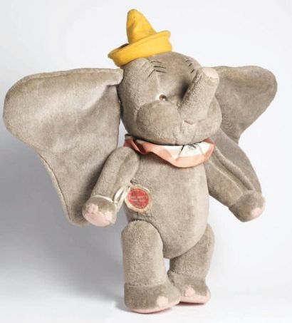 null DUMBO Peluche en feutre et tissu représentant Dumbo debout. Tête, bras et jambes...