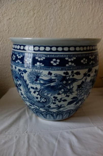 null Cache-pot en porcelaine bleu-blanc, Chine

H : 34 D : 36 cm.