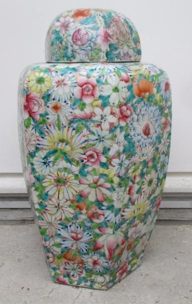 null Chine

Vase en porcelaine à décor 1000 fleurs H : 35,5 cm, XXème siècle