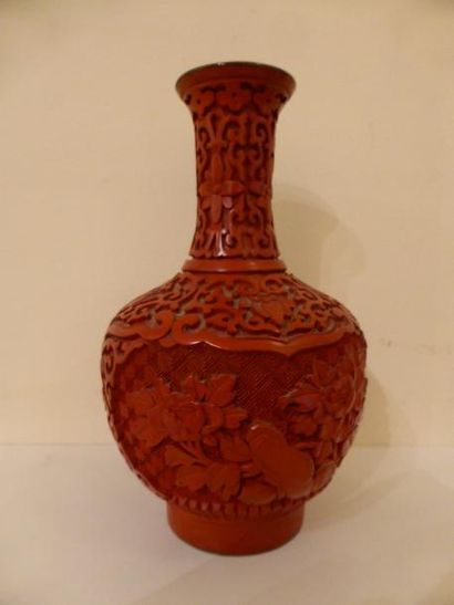 null Vase balustre en laque rouge à décor en relief de rinceaux, Chine moderne

H...