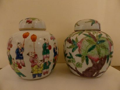 null Deux vases couverts en porcelaine polychrome à décor d'enfants et de fleurs,...