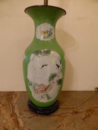 null Pied de lampe en porcelaine à décor d'oiseaux dans des réserves sur fond vert,...
