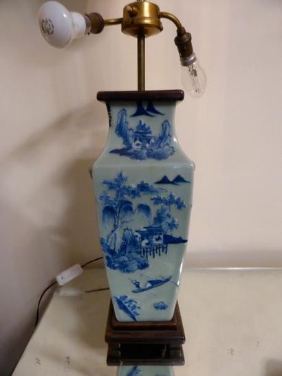 null Pied de lampe en porcelaine céladon à décor de paysage lacustre, Chine (monté...