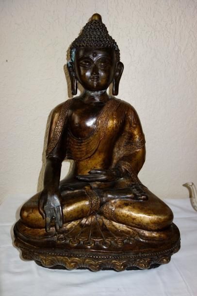 null Sculpture en métal représentant un Bouddha assis sur une fleur de lotus

H :...