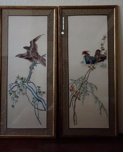 null Quatre tissus brochés sur soie à décor d'oiseaux, Japon

101 x 37 cm. À vue