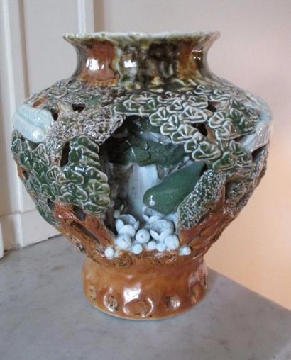null Vase en porcelaine à double coque à décor de branchages et d'un nid d'oiseau

H...