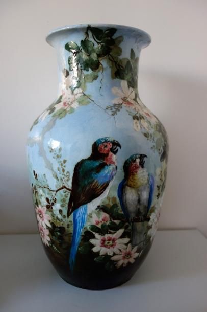 null LONGWY - BARNOIN

Vase balustre en faïence à décor peint de deux perroquets...