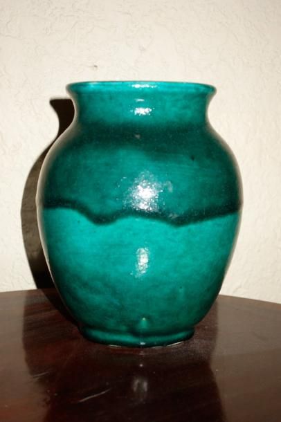 null LACHENAL

Vase en céramique à engobe vert, signé

H : 18,5 cm.