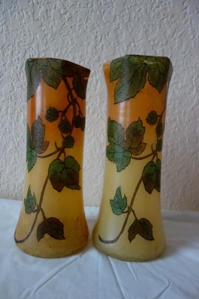 null Paire de vases en verre jaune à décor peint de feuillage

H : 28 cm.