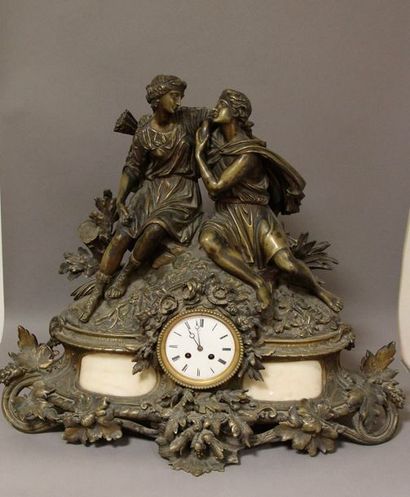 null Important pendule en bronze et albâtre représentant un couple à l'Antique assis...