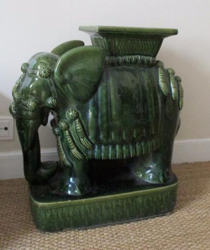 null Sellette en céramique à glaçure verte en forme d'éléphant.

H : 57 L : 44 P...