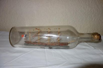 null Maquette de bateau dans une bouteille

L : 32 cm.
