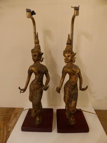 null Paire de pieds de lampe en métal doré à décor de danseuses thaïlandaises, travail...