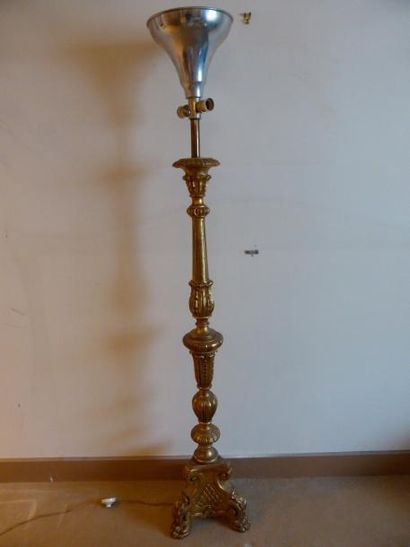 null Pique-cierge en bois stuqué doré, monté en lampe

H : 143 cm.