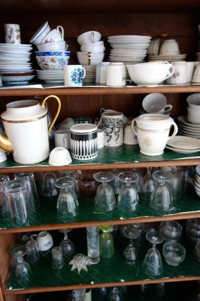 null Lot de vaisselle, verrerie, vases et objets dépareillés