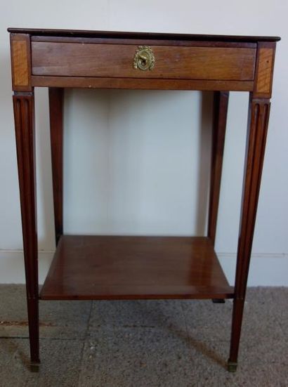 null Table de salon en bois de placage à un tiroir, style Louis XVI

H : 72 L : 48,5...
