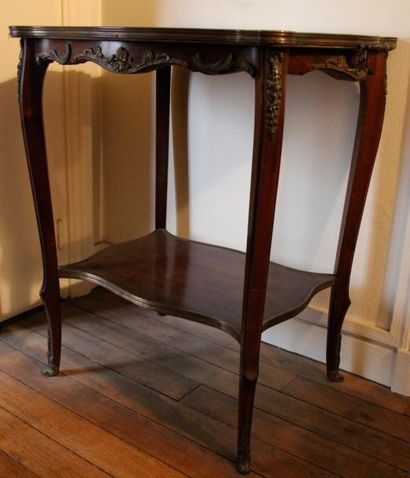 null Table de service en bois teinté, plateau marbre à deux anses

Style Louis XV

H...