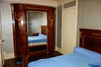 null Mobilier de chambre à coucher en bois de placage et bronze style Louis XVI comprenant...