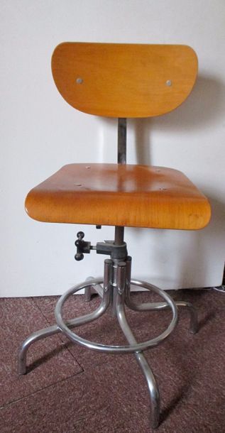 null Chaise de bureau en bois naturel et métal, années 60

H : 80 cm.