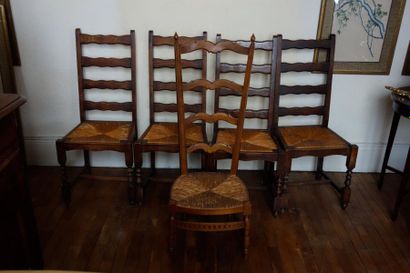 null Quatre chaises en bois naturel paillé à barreaux et une chaise basse en bois...
