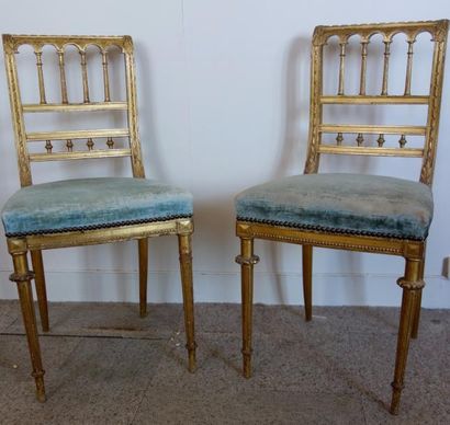 null Paire de chaises en bois doré à dossier ajouré de barreaux, style Louis XVI