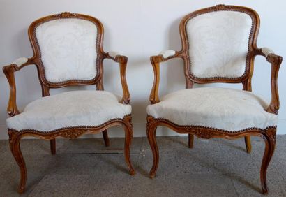 null Paire de fauteuils cabriolets en bois naturel style Louis XV

H : 88 L : 64...