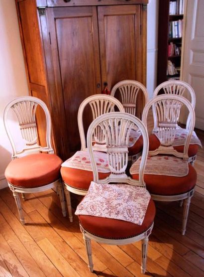 null Six chaises à dossier droit gerbe en bois laqué

Style Louis XVI