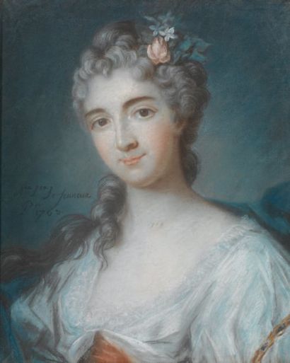 ECOLE FRANÇAISE du XVIIIe siècle Portrait de jeune dame une fleur dans les cheveux...