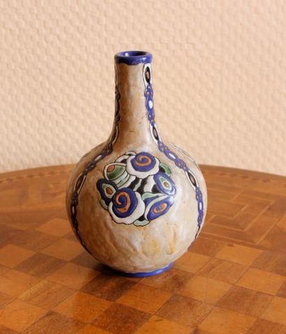 null BOCH - CATTEAU - KERAMIS

Vase globulaire en céramique à décor émaillé de fleurs...
