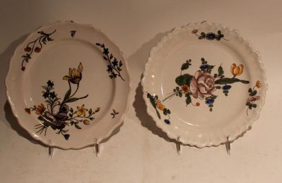 null SUD OUEST deux assiettes en faïence à décor polychrome de fleurs

XVIIIème siècle...