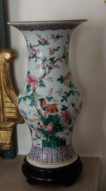 null Deux vases en porcelaine à décor polychrome Chine

H : 39 cm 