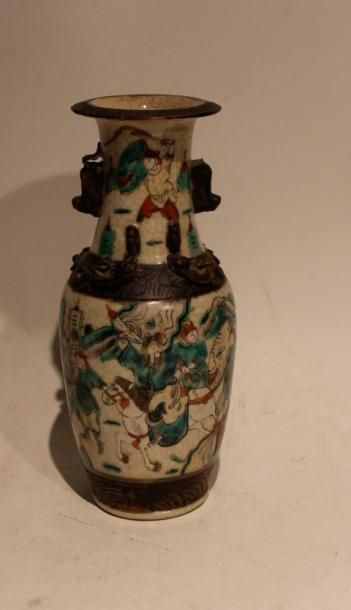 null Nankin vase en porcelaine à décor polychrome de guerriers

H : 26 cm 