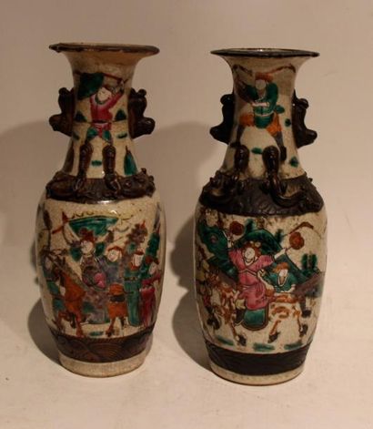 null Deux Vase Nankin en porcelaine à décor polychrome de guerriers 25,5 cm 