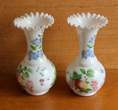 null Paire de vases en opaline blanche à décor polychrome de fleurs

H : 27 cm 