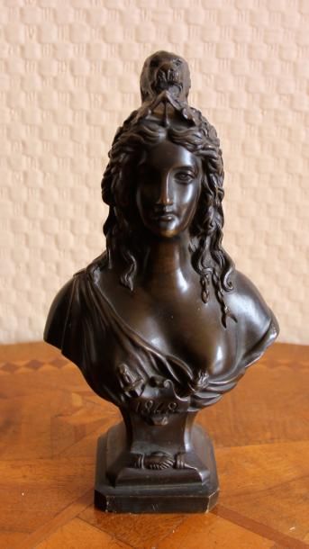 null Buste en bronze patine noire représentant la Marianne de 1848

H : 22 cm 