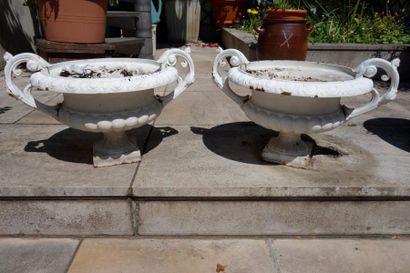 null Paire de vases de jardin en fonte laqué blanc à deux anses sur piédouche

H...