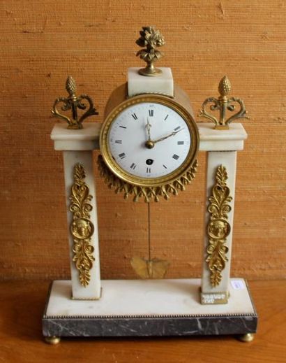 null Pendule portique en marbre blanc et bronze

XIXème siècle ( petit éclat à l'émail)

H...