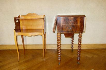 null Lot de deux meubles :

- Chevet en merisier H : 72 L : 44,5 P : 30 cm.

- Chevet...