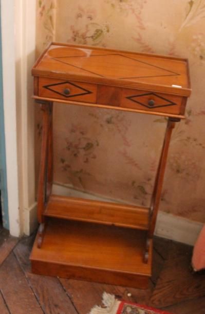null Sellette en bois naturel à un tiroir style Louis XV et une table de salon en...