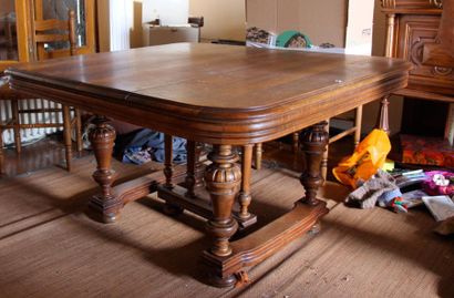 null Mobilier de salle à manger en bois naturel style Henri II comprenant une table,...