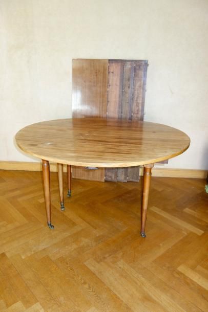 null Table ronde en bois de placage à volets reposant sur six pieds à roulettes (insolée)

H...