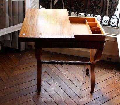 null Table à jeux en bois de placage à plateau portefeuille, piètement en X

XIXème...