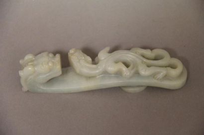 null Fibule en jade à tête de dragon, un chilong sculpté sur le corps

Chine, XIXe...