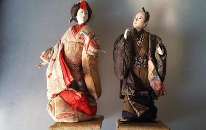 null 
Deux petites poupées formant un couple, vêtus de kimono, têtes, mains et pieds...