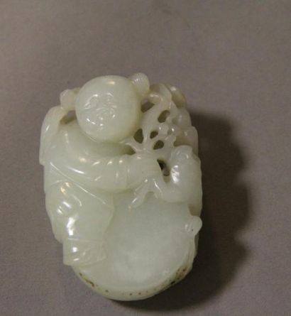 null Pendentif en jade sculpté d’un enfant tenant un ligzhi.

Chine.

H : 5 cm 