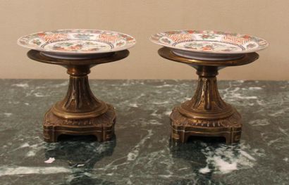 null Paire de présentoirs en bronze ornés de sous tasse en porcelaine polychrome...