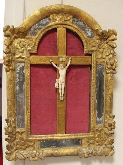 null Crucifix en ivoire, le Christ représentée la tête inclinée vers la droite, la...