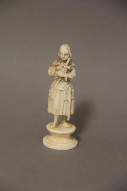 null Étui à aiguille en ivoire sculpté représentant Jeanne d'Arc, une épée appuyée...