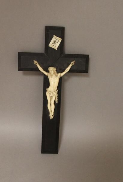 null Crucifix en ivoire, le Christ représenté la tête inclinée vers la droite, la...