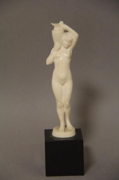 null Joe, DESCOMPS (1869-1950) :

"Jeune femme à la cruche"

Sculpture en ivoire...